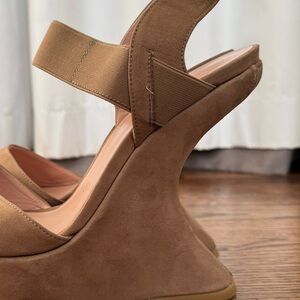 Stuart Weitzman Tan Platform Wedges